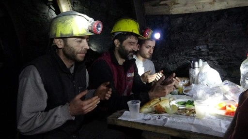 Kömür kentinin maden işçileri yerin metrelerce altında ilk sahurlarını yaptı