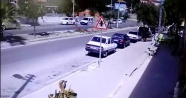 Kontrolden çıkan otomobil polis aracına böyle çarptı