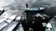 Konya'da balıkçılar eksi 18 derecede donan Beyşehir Gölü'nde buzları kırarak avlanıyor