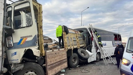 Konya'da yolcu otobüsünün karıştığı trafik kazasında 2 kişi öldü, 18 kişi yaralandı