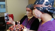 Koronavirüsle mücadele eden hemşireye doğum günü sürprizi