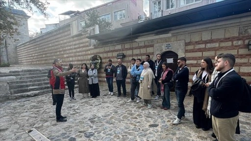 Kosovalı öğrenciler İstanbul'da vakıf eserlerini gezdi