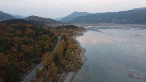 Kovada Gölü, sonbaharda eşsiz renk cümbüşü yaşatıyor