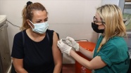 Kovid-19&#039;la mücadelede uygulanan haftalık aşı sayısı haziranda 4 kat arttı