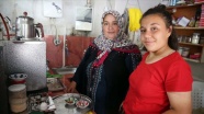 Köy kahvehanesini anne kız işletiyor