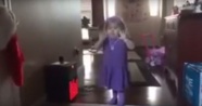 Küçük şarkıcı dansıyla hayran bırakıyor!