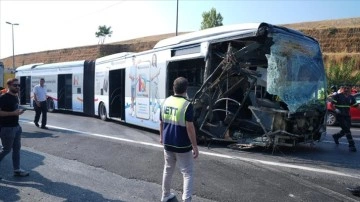 Küçükçekmece'de metrobüsün başka bir metrobüse çarpması sonucu 1 kişi öldü, 38 kişi yaralandı