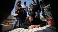 Kudüslü acılı anne İsrail&#039;in Müslüman mezarlığındaki yıkımına oğlunun kabri başında tepki gösterdi