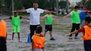 Kunduracı futbol antrenörü çocukları kötü alışkanlıklardan uzaklaştırıyor