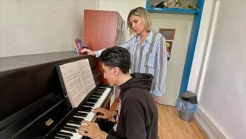 'Kusursuz kulak' Kayra'nın piyano ve çello tutkusu otizmini unutturuyor