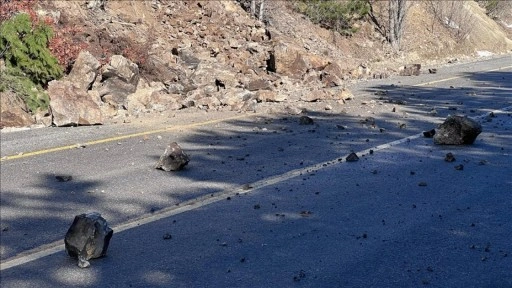 Kütahya'da toprak kayması sebebiyle kara yoluna düşen kayalar ulaşımı aksattı