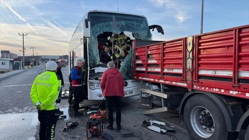 Kütahya'da yolcu otobüsünün tıra çarptığı kazada 14 kişi yaralandı