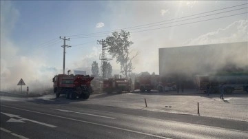 Kütahya'da anız yangını bir fabrikanın depo ve satış mağazasına sıçradı