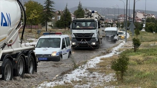 Kütahya'da dolu ve sağanak etkili oldu