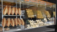 Kuyumcuda altın da ekmek de satılıyor