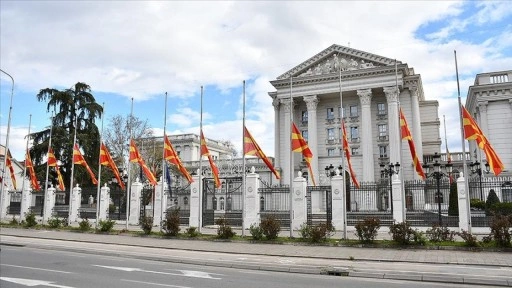 Kuzey Makedonya'da 59 kişinin hayatını kaybettiği yangın sonrası bayraklar yarıya indirildi