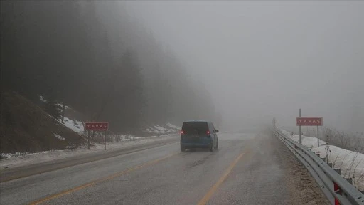 Ilgaz Dağı'nda kar yağışı ve sis etkili oluyor