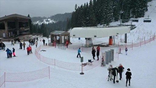 Ilgaz Dağı'ndaki Yurduntepe Kayak Merkezi'nde hafta sonu yoğunluğu