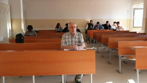 Lisans ve ön lisansta 5 mezuniyeti olan emekli, altıncı kez üniversite sıralarında