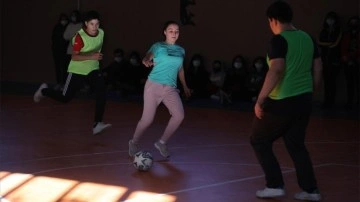 Lise öğrencisi Elif, doktor ve futbolcu olma hayalini gerçekleştirmek için çalışıyor