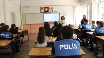 Liseliler polis ve öğretmenlerin işbirliğiyle İngilizce öğreniyor