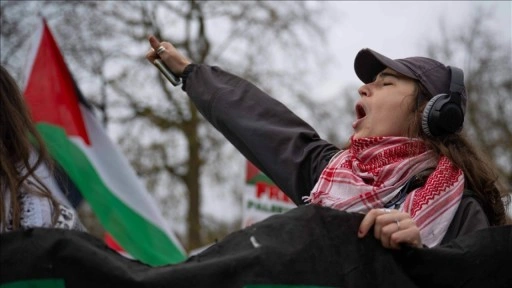 Londra'da binlerce kişi, öldürülen Gazzeli çocuklar anısına Başbakanlık sokağına oyuncak bıraktı