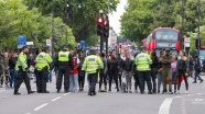 Londra'da silahlı polisler başlıklarında kamera taşıyacak