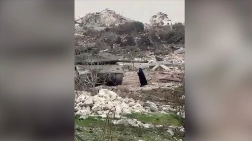 Lübnan'ın güneyinde evine dönmek isteyen bir kadın, İsrail askerlerine meydan okudu