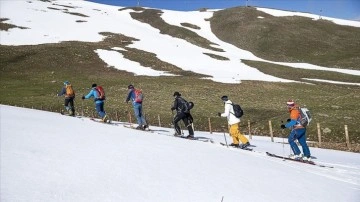Maceraseverlerin Erzurum'un karlı zirvelerinde "dağ kayağı" keyfi