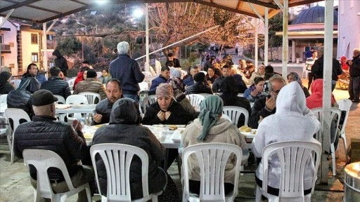 Mahalle sakinleri 16 yıldır iftarda aynı sofrada buluşuyor