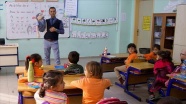 Mahir öğretmen dersleri kukla 'Bakkal Amca' ile işliyor