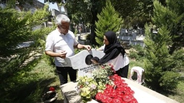 Mahra'nın annesi, kızının mezarını ziyaret ederek acısını hafifletmeye çalışıyor
