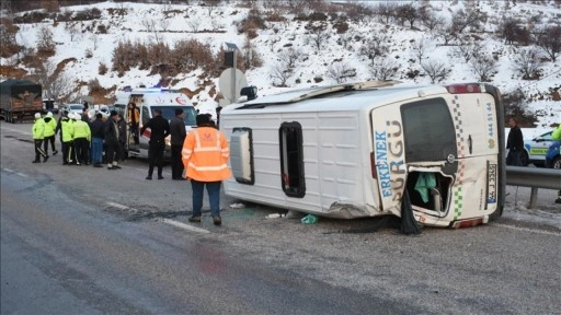 Malatya'da yolcu minibüsünün devrilmesi sonucu 10 kişi yaralandı