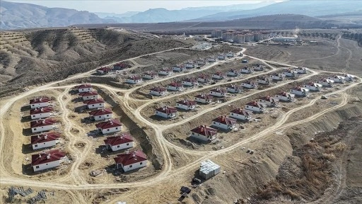 Malatya'nın Darende ilçesinde yükselen afet konutları dronla görüntülendi