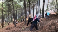 Manavgat'ta yangının mahallelerine sıçramaması için çiftçiler de çalışmalara destek verdi