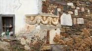 Manisa&#039;da bir evin duvarında kullanılan antik lahit müzeye taşınacak