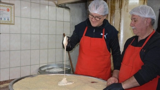 Manisa'da Ramazan geleneği susamlı helva iftar sofralarındaki yerini aldı