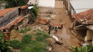 Manisa&#039;da sel nedeniye 2 ev yıkıldı