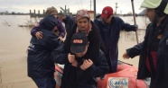 Manisa’da selde mahsur kalan vatandaşlar botla kurtarıldı