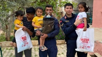 Manisa'da jandarma personelinden 60 çocuğa bayramlık hediye