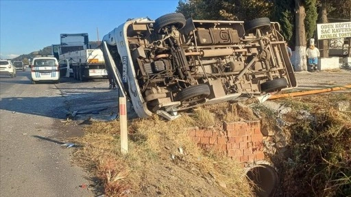 Manisa'da tırın çarptığı midibüsün devrilmesi araç kamerası ile görüntülendi