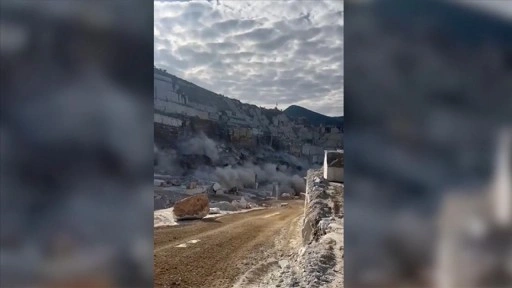 Marmara Adası'nda mermer ocağında toprak kayması oluştu