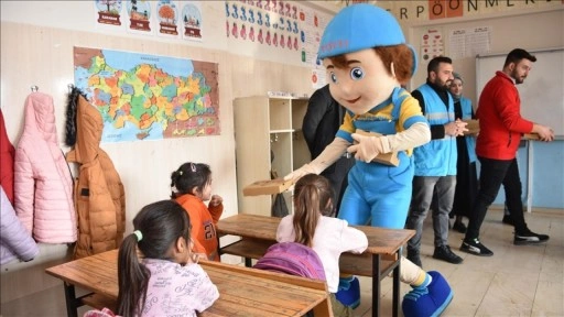 Maskot 'Neşeli' Şanlıurfa'da kırsaldaki okullarda pizza dağıtıyor