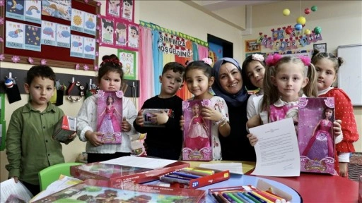 Mektup gönderen öğrencilere Bakan Ersoy hediyelerle teşekkür etti