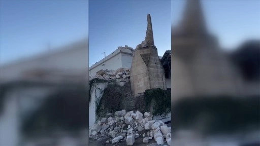 Mersin'de şiddetli rüzgar cami minaresini yıktı