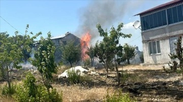 Mersin'de evde çıkıp makilik ve zirai alana sıçrayan yangına müdahale ediliyor