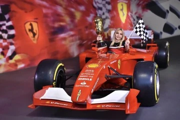 Merve Mermer Dubai’de Ferrari test sürüşünde