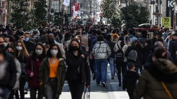 Mesafenin korunamadığı açık alanlarda da maske takılması önerisi