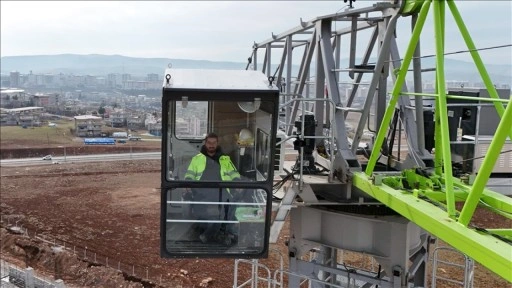 Metrelerce yüksekte çalışan kule vinç operatörleri inşaatlara hız kazandırıyor