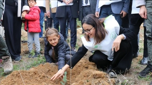 Milli Ağaçlandırma Günü'nde binlerce fidan toprakla buluşturuldu